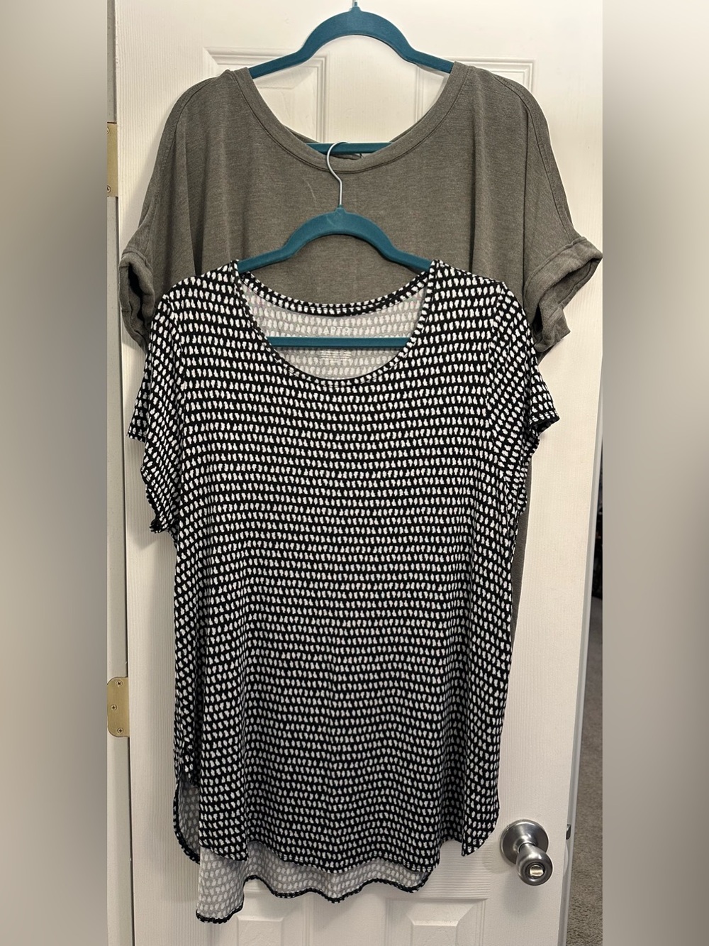 🖤🤍 Bundle of 2: Relaxed Short-Sleeve Tops Size XXL - Picture 2 of 13